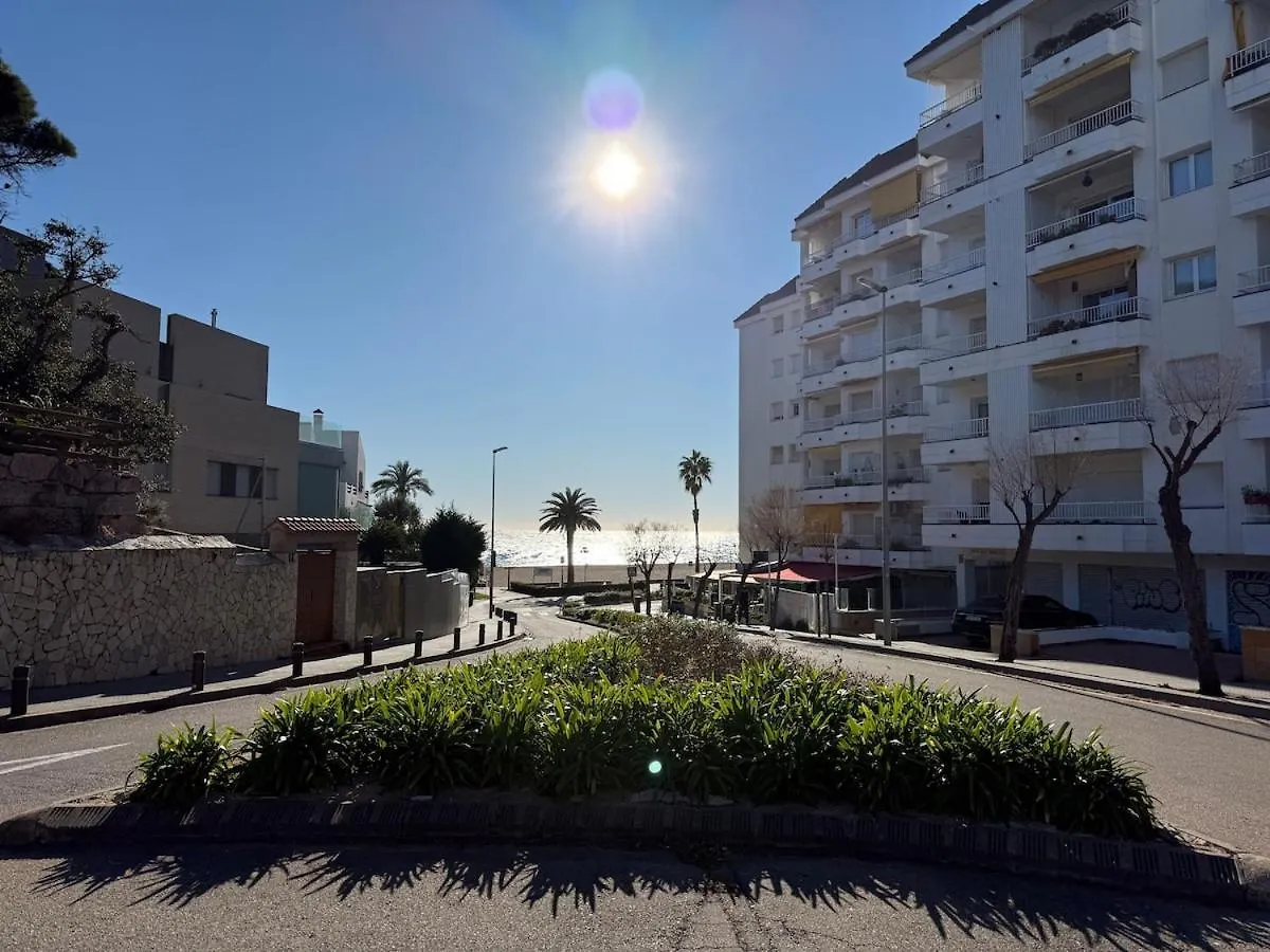 Lloret De Mar Coastal Retreat Just Steps From The Beach شقة يوريت دي مار
