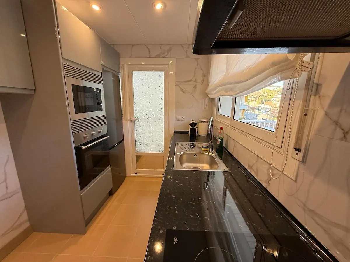 Lloret De Mar Coastal Retreat Just Steps From The Beach شقة